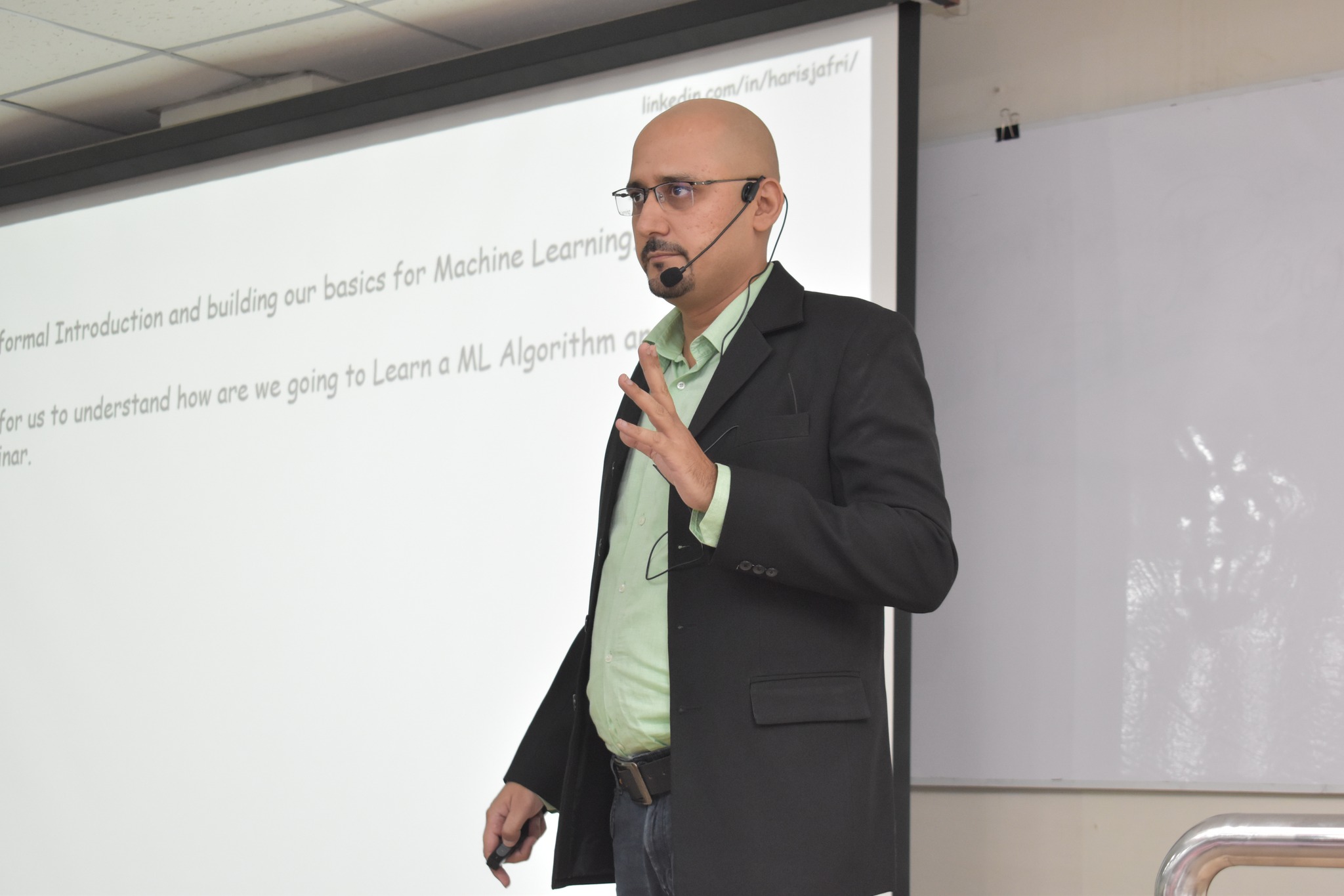 Haris Jafri explaining Machine Learning algorithm fundamentals during a seminar
